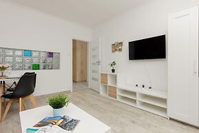 Rondo Wiatraczna Apartment by Renters