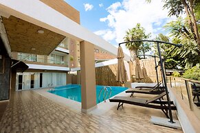 The Hut Restaurant & Boutique hotel