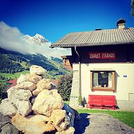 Cozy Chalet With Amazing Mountain Views Ski-in, Ski-out, Trailheads