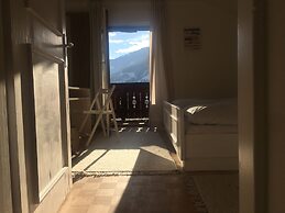 Cozy Chalet With Amazing Mountain Views Ski-in, Ski-out, Trailheads