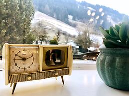 Cozy Chalet With Amazing Mountain Views Ski-in, Ski-out, Trailheads