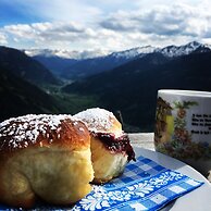 Cozy Chalet With Amazing Mountain Views Ski-in, Ski-out, Trailheads