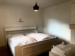 Cozy Chalet With Amazing Mountain Views Ski-in, Ski-out, Trailheads