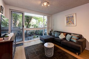 Beautiful 2-bed Unit in St Kilda West w/ Parking