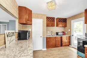 Cozy Retreat In Cincinnati 3 Bedroom Home by RedAwning