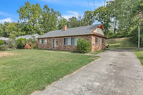 Cozy Retreat In Cincinnati 3 Bedroom Home by RedAwning