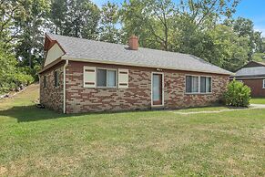 Cozy Retreat In Cincinnati 3 Bedroom Home by RedAwning