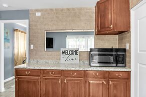 Cozy Retreat In Cincinnati 3 Bedroom Home by RedAwning