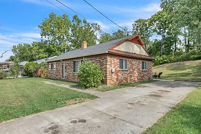 Cozy Retreat In Cincinnati 3 Bedroom Home by RedAwning