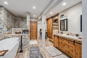 Water's Edge - Gorgeous Water Views! by Yosemite Region Resorts