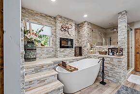 Water's Edge - Gorgeous Water Views! by Yosemite Region Resorts