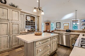 The French St Retreat 4 Bedroom Home by RedAwning