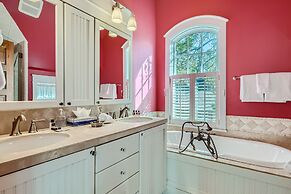 The French St Retreat 4 Bedroom Home by RedAwning