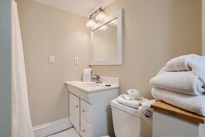 The French St Retreat 4 Bedroom Home by RedAwning