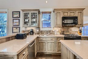 The French St Retreat 4 Bedroom Home by RedAwning