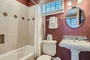 The French St Retreat 4 Bedroom Home by RedAwning