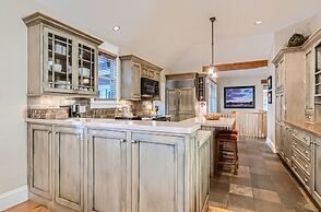 The French St Retreat 4 Bedroom Home by RedAwning