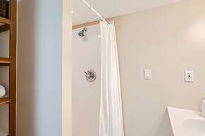 The French St Retreat 4 Bedroom Home by RedAwning