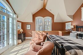 The French St Retreat 4 Bedroom Home by RedAwning