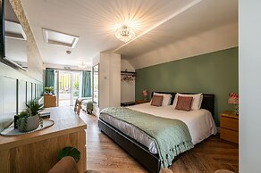 Stonehenge Courtyard