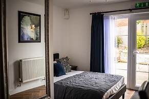 Stonehenge Courtyard