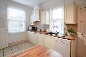 Host Stay Windsor Cottage