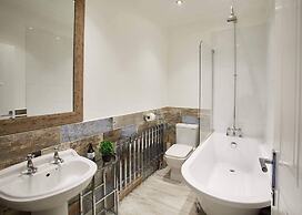 Host Stay Pearl Apartment