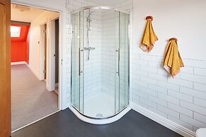 Host Stay The Artists Pad