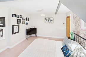 Host Stay The Artists Pad