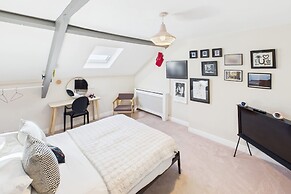 Host Stay The Artists Pad