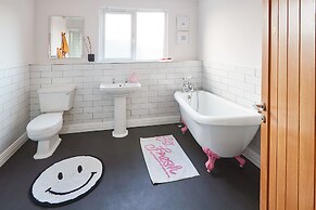 Host Stay The Artists Pad