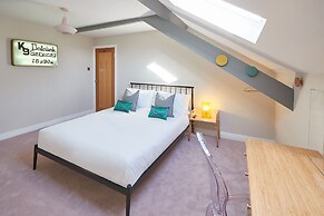 Host Stay The Artists Pad