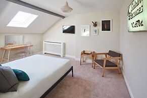 Host Stay The Artists Pad