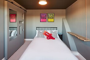 Host Stay The Artists Pad