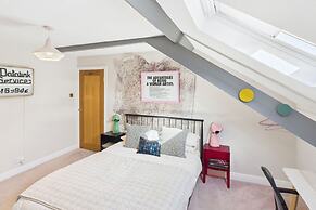 Host Stay The Artists Pad