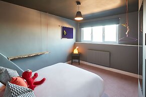 Host Stay The Artists Pad