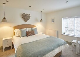 Host Stay Threadneedle Cottage