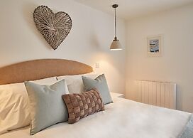 Host Stay Threadneedle Cottage