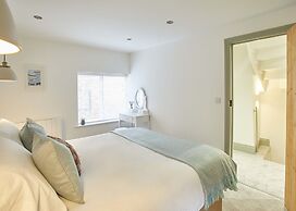 Host Stay Threadneedle Cottage