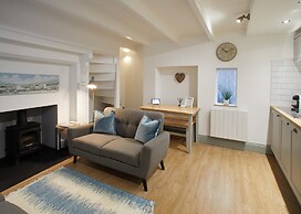 Host Stay Threadneedle Cottage