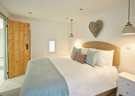 Host Stay Threadneedle Cottage