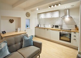 Host Stay Threadneedle Cottage