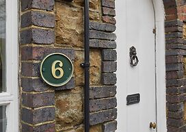 Host Stay Rosella Cottage