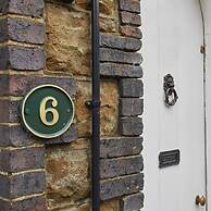 Host Stay Rosella Cottage