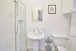 Host Stay The Funky Robin