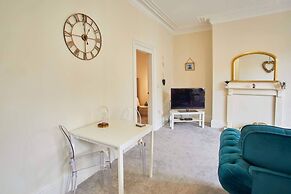 Host Stay The Funky Robin