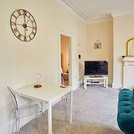 Host Stay The Funky Robin