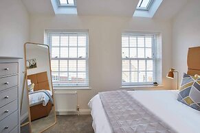 Host Stay Lemonade Arch