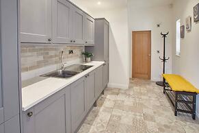 Host Stay Lemonade Arch