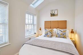 Host Stay Lemonade Arch